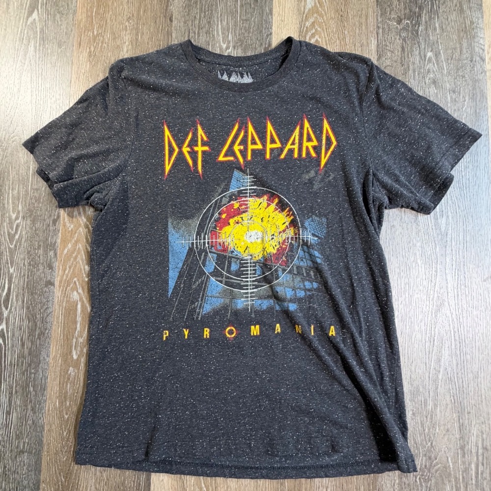 Def Leppard T-Shirt Mens Large Grey Pyromania Graphic Rock Band Short Sleeve